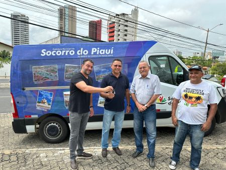 Prefeito José Coelho Filho recebe Nova Van para Auxiliar no Translado de Pacientes